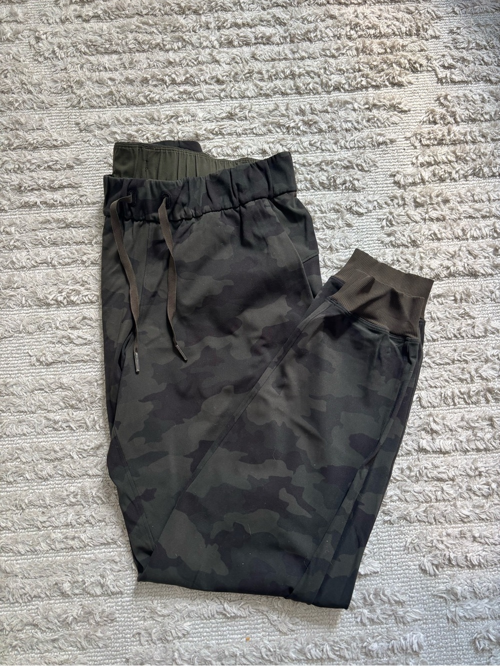 lululemon athletica Women’s on the fly joggers size 6, 28 length